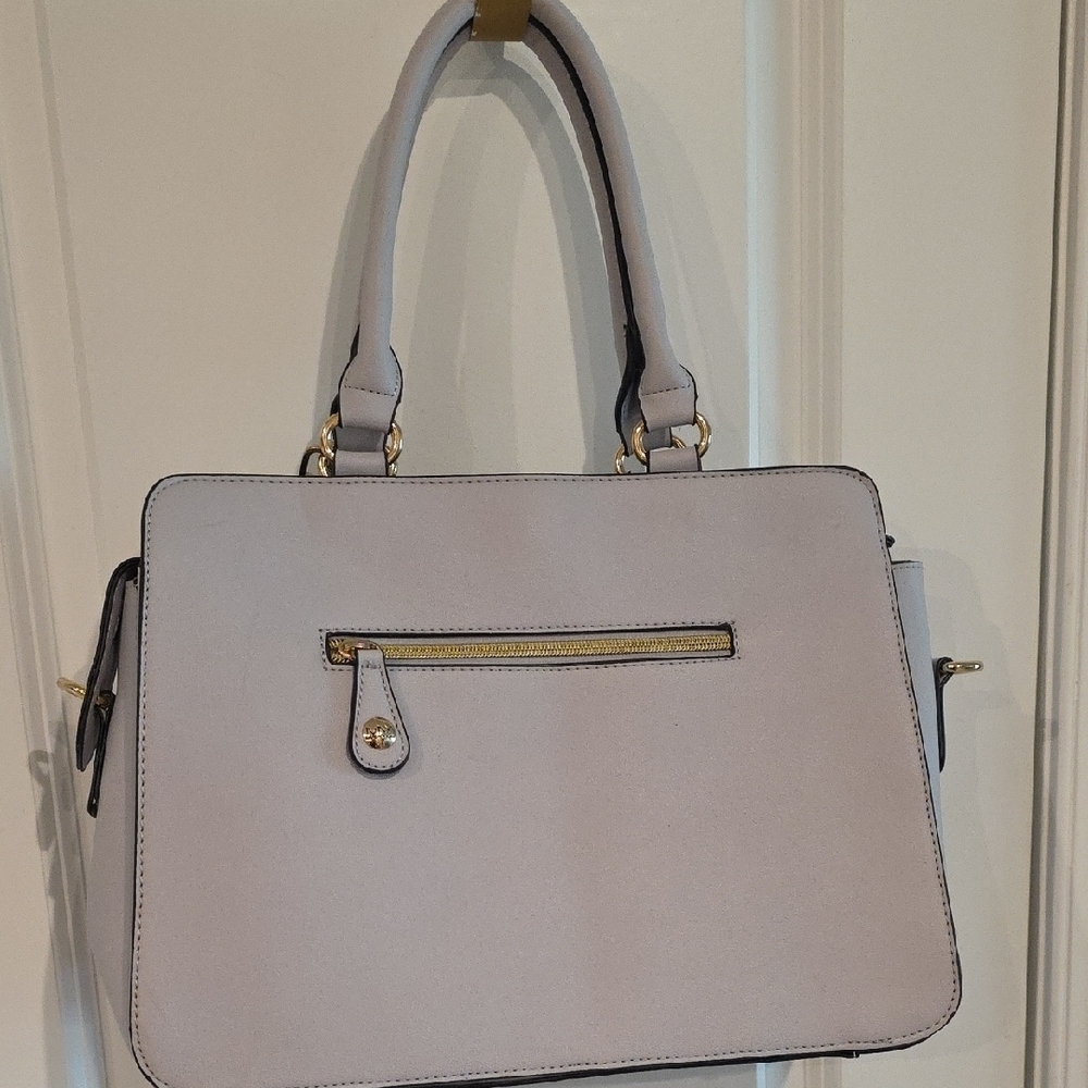 Elegant Cream Handbag with Gold Accents - Picture 7 of 11